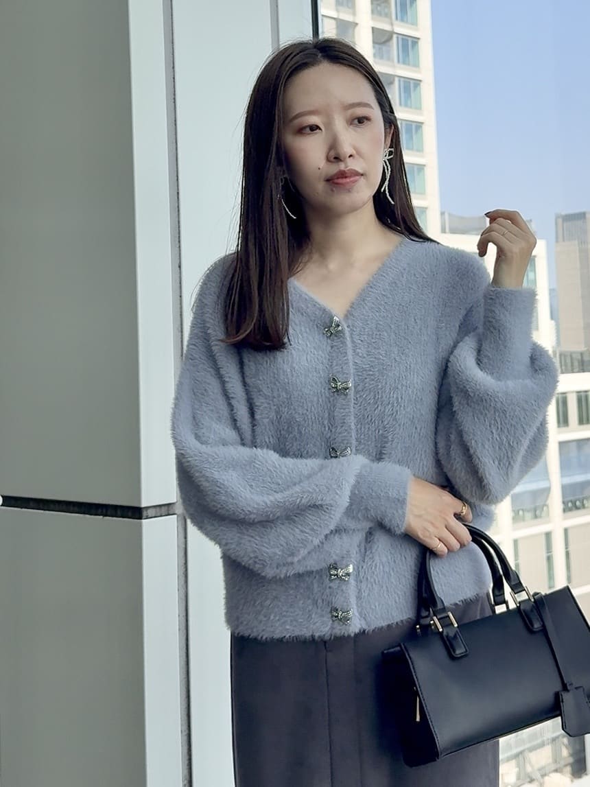 teiさんの「Couture brooch｜【洗える・ストレッチ・通勤】スエード調ダンボールIラインスカート」を使ったコーディネート