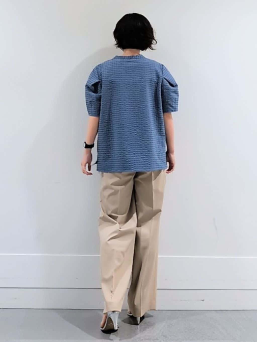 ミズタさんの「UNTITLED｜【吸水速乾/ストレッチ/Vネック】フォルムスリーブ ブラウス」を使ったコーディネート