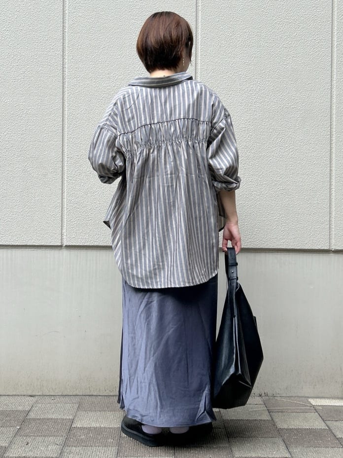 ga_riさんの「THE SHOP TK｜【後ろ姿もサマになる】ストライプ バックシャーリングシャツ/体型カバー/洗える」を使ったコーディネート