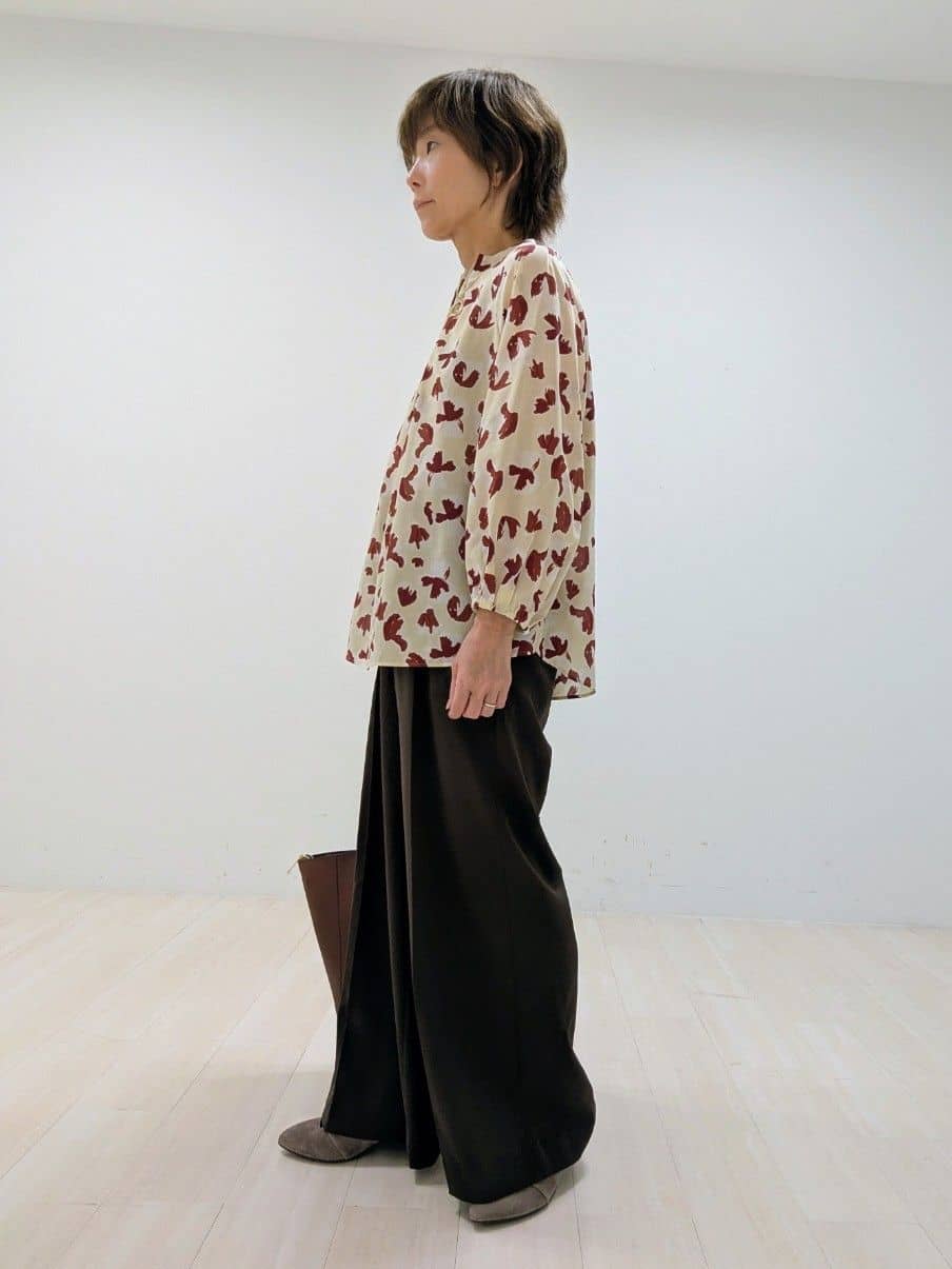 nishiさんの「Reflect｜【ジャケットのインナーにおすすめ◎】花柄タックデザインブブラウス」を使ったコーディネート