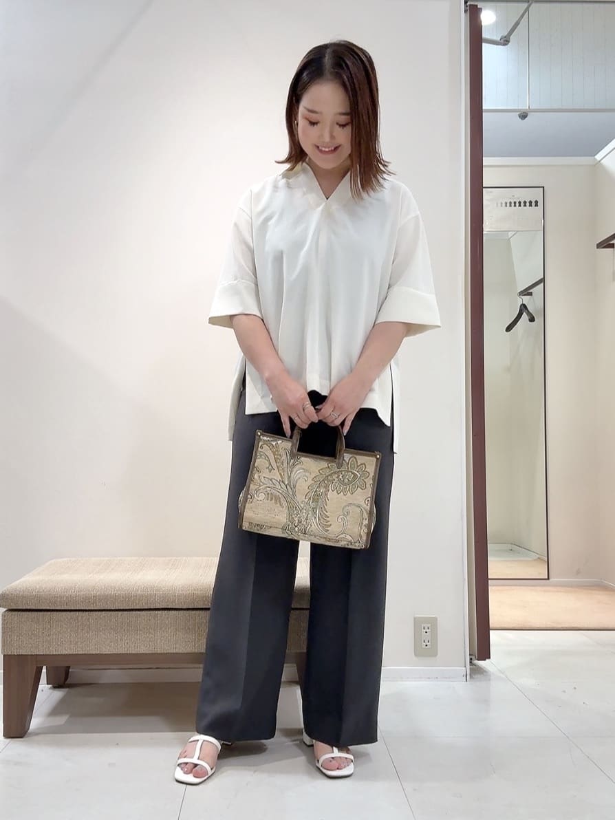 YUIさんの「UNTITLED｜【UVカット/接触冷感/吸水速乾/ゆったり】V開きネックシャツ」を使ったコーディネート