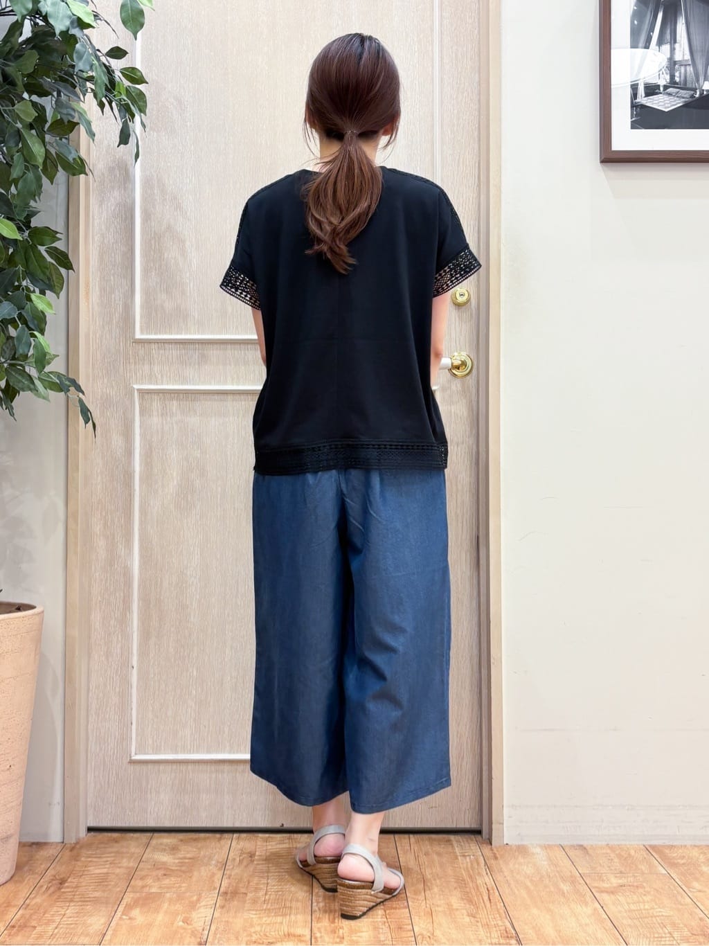 なみさんの「SHOO･LA･RUE｜【洗える/S-LL/ひんやり】金ボタンがアクセント　大人のデニムガウチョパンツ」を使ったコーディネート