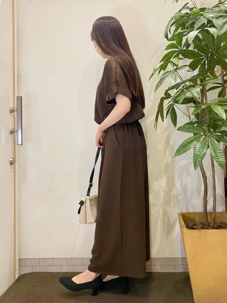 AYUMIさんの「SHOO･LA･RUE｜【S-LL/セットアップ可/ひんやり】きちんと見えで上品 お袖タック スキッパーブラウス」を使ったコーディネート