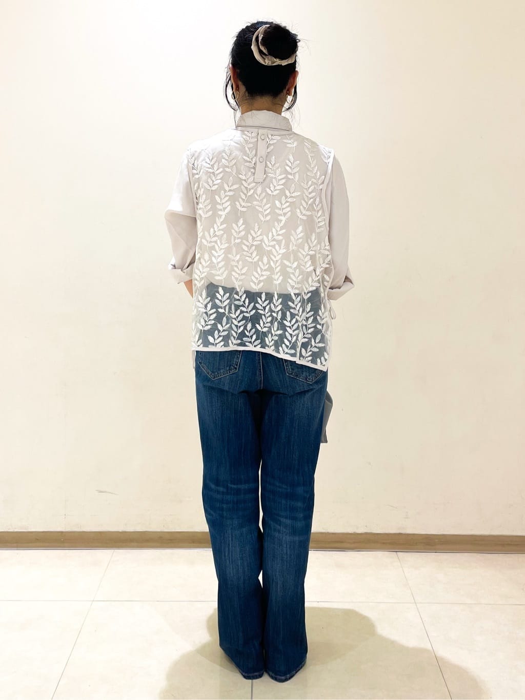 Puuさんの「grove｜リーフ刺繍スパンコールベスト＆ブラウスセット」を使ったコーディネート