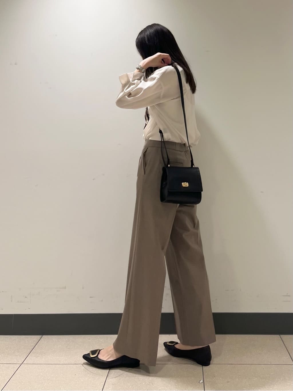 shokoさんの「INDIVI｜【セットアップ可能】スエード調サテンブラウス」を使ったコーディネート