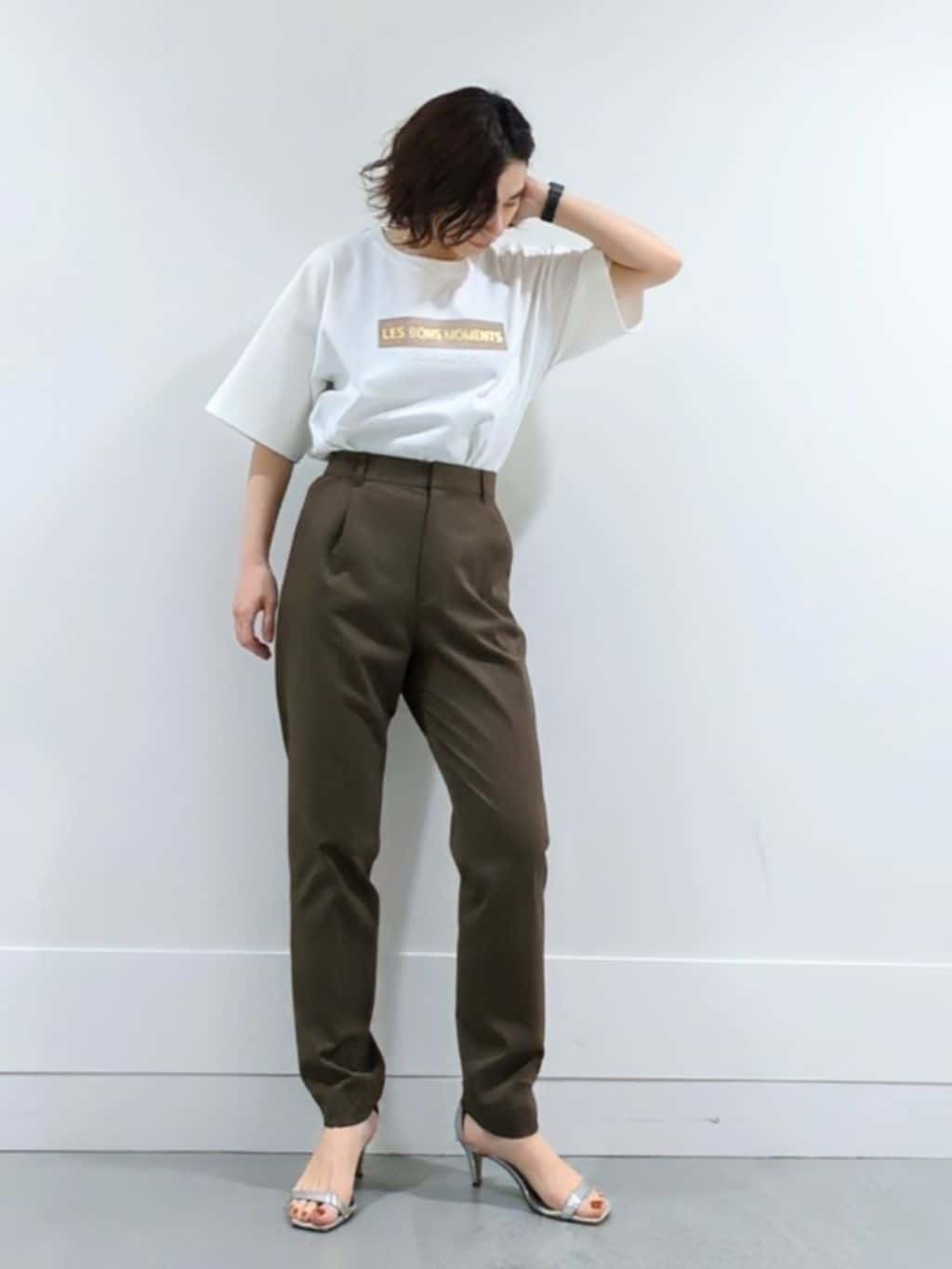 ミズタさんの「UNTITLED｜【コットン100/ゆったり/ショート丈/洗える】ベロアロゴTシャツ」を使ったコーディネート
