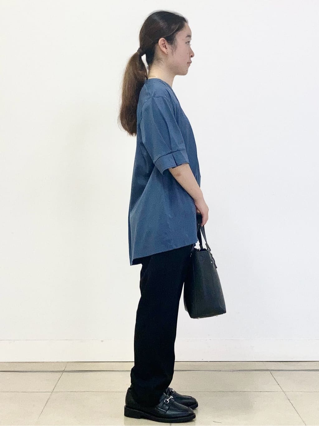 tomominさんの「Reflect｜【すっきり見え！長め丈／マシンウォッシュ可】スキッパーネックジャージトップス」を使ったコーディネート