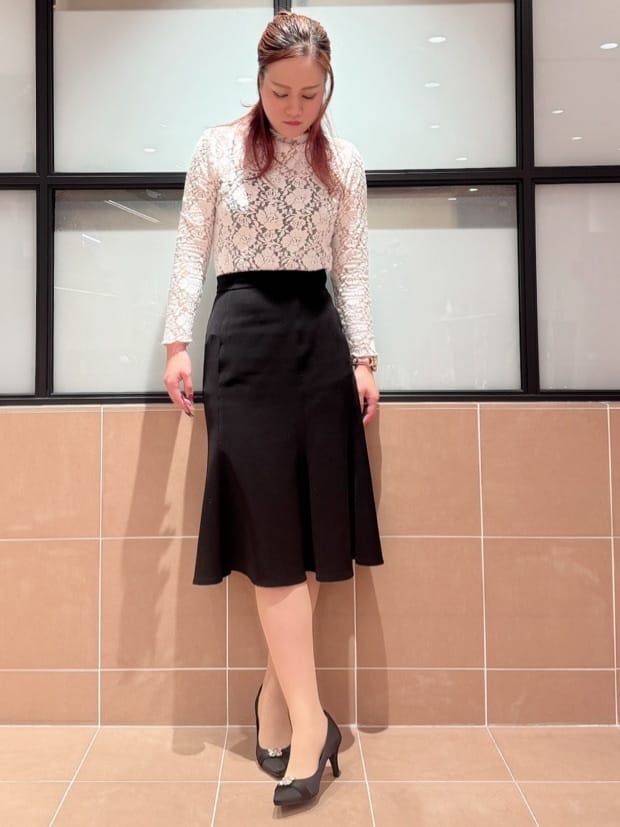 すみれさんの「ESPERANZA｜【12時間パンプス】約7．5cm／ビジューベルト パーティ-結婚式に最適」を使ったコーディネート