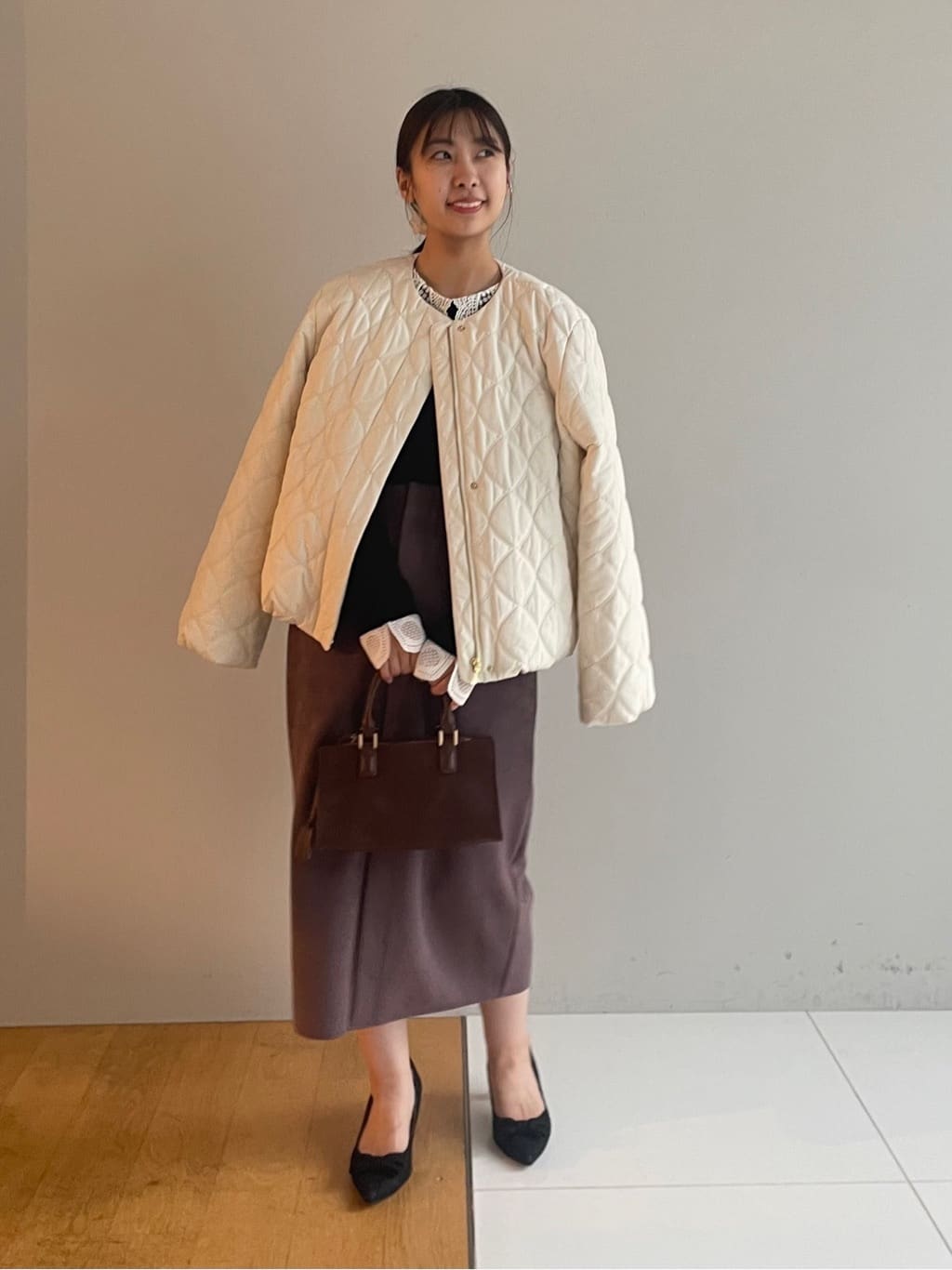 abeさんの「Couture brooch｜【洗える・ストレッチ・通勤】スエード調ダンボールIラインスカート」を使ったコーディネート