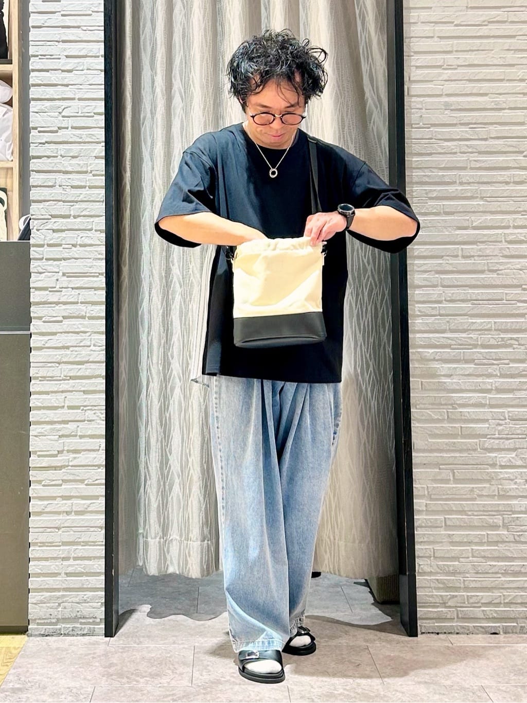 KENJI Iさんの「THE SHOP TK｜エシカルブロード切替Tシャツ 洗濯機OK」を使ったコーディネート