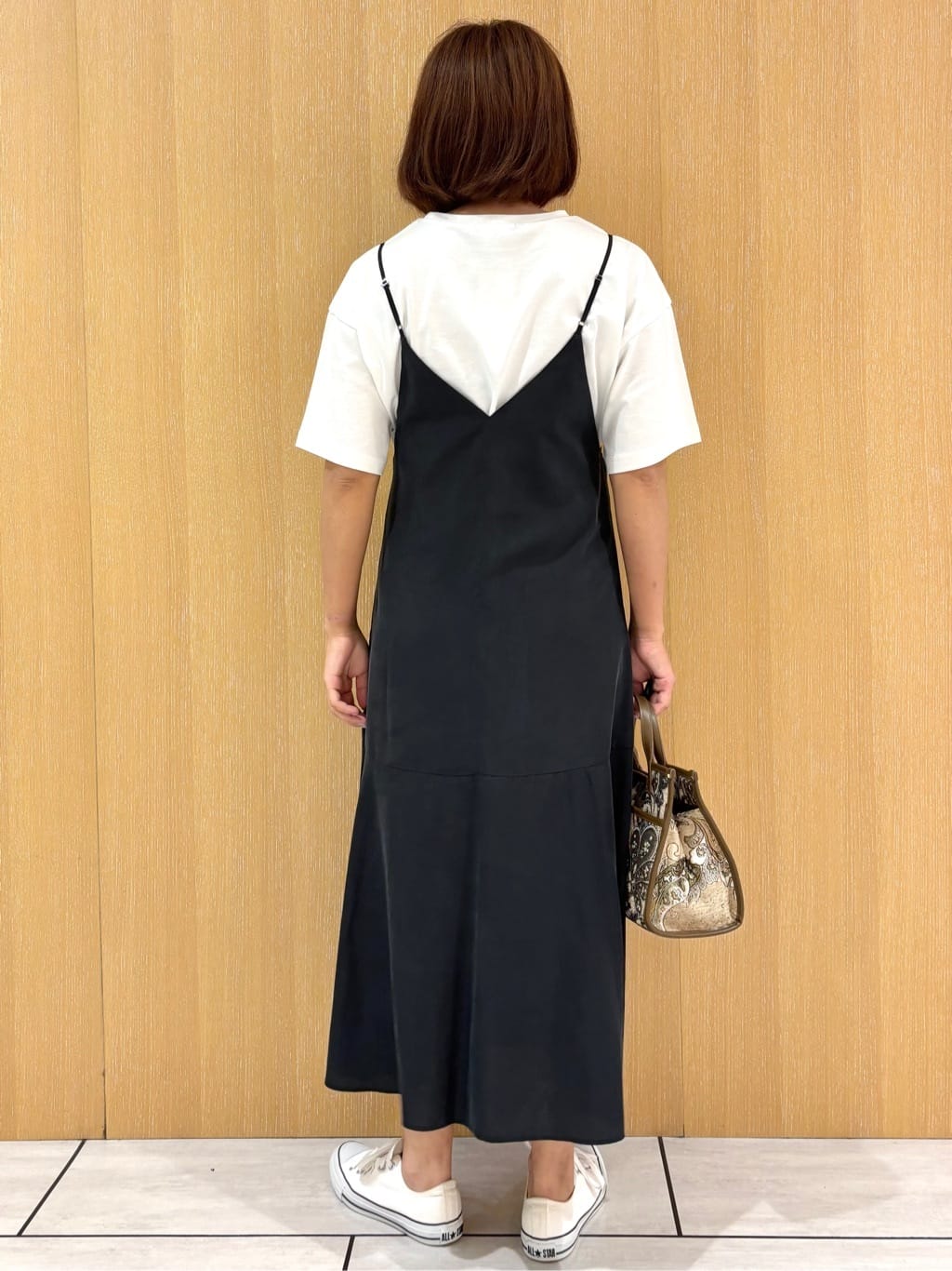 mikaさんの「UNTITLED｜【コットン100/ゆったり/ショート丈/洗える】ベロアロゴTシャツ」を使ったコーディネート