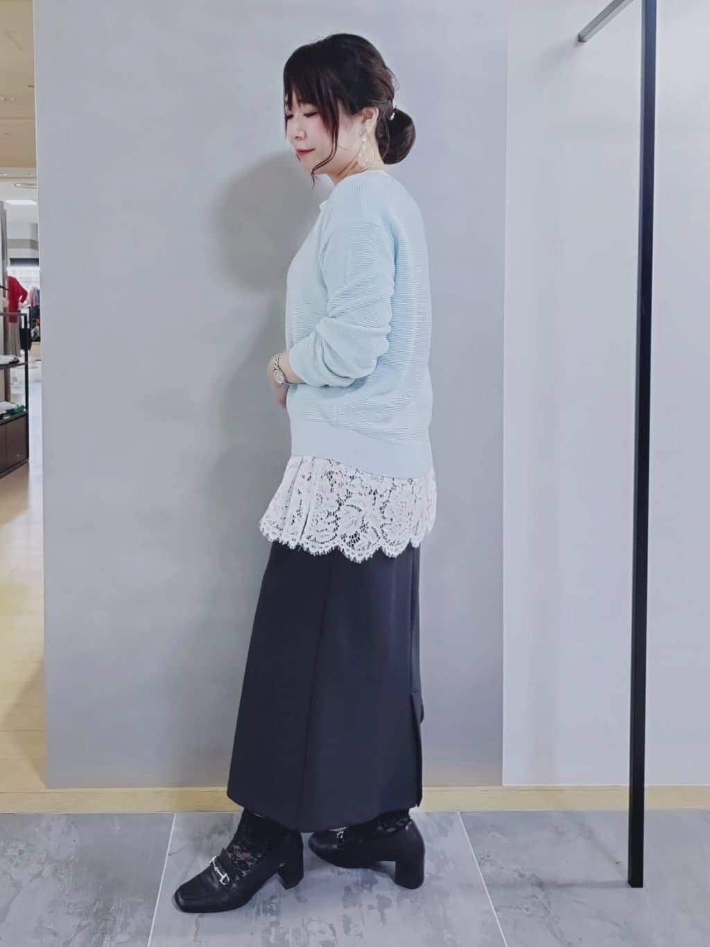 TOMOMIさんの「INDIVI｜【ウール混ラメ素材】Vネック煌めきニット」を使ったコーディネート
