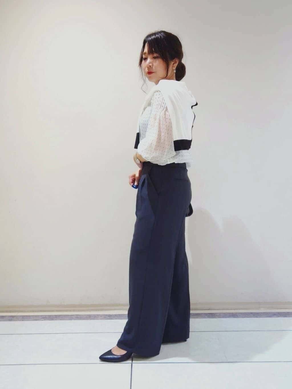 TOMOMIさんの「INDIVI｜【インナーで活躍／アンサンブル】クルーネック半袖ニット」を使ったコーディネート