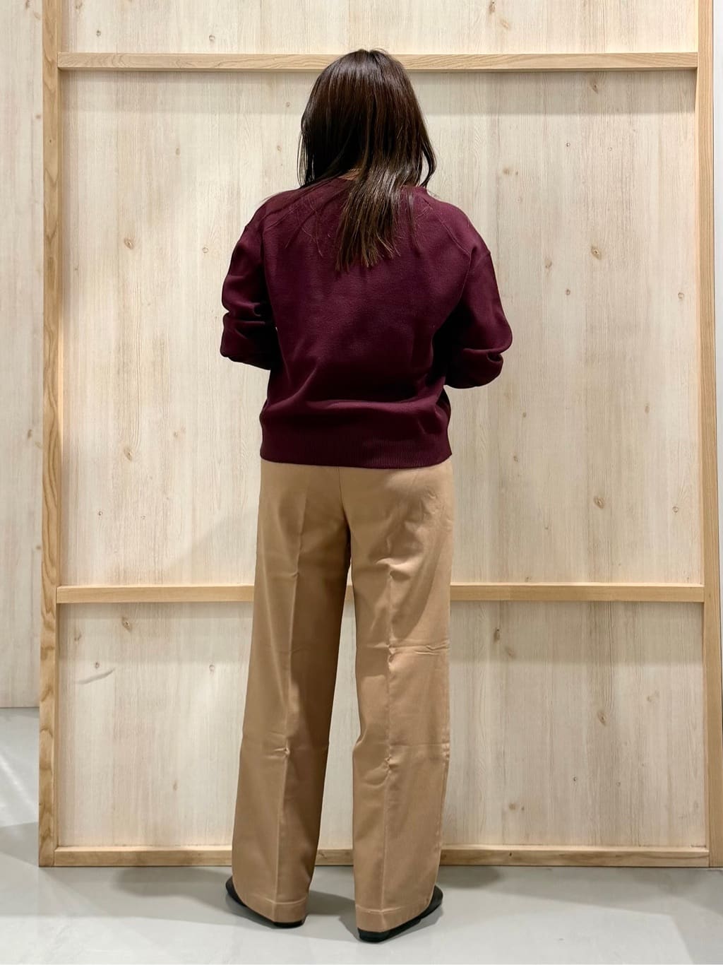 nanaさんの「THE SHOP TK｜【すっきりシルエットが叶う】大人のためのVネックニット/毛玉になりにくい/静電気防止/洗濯機OK」を使ったコーディネート