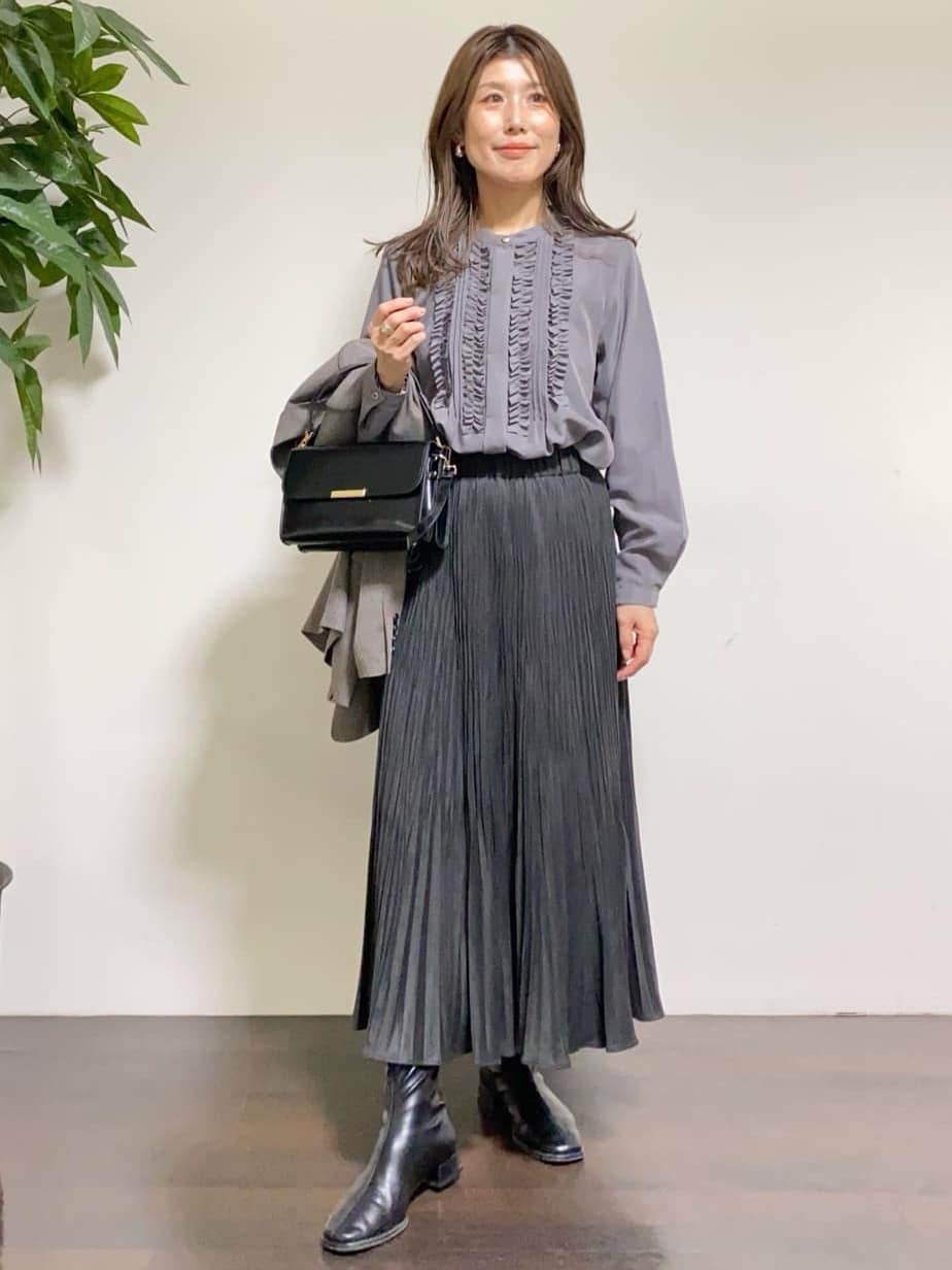 tomoさんの「UNTITLED｜【1枚で着映え/オンオフ着回し】フリルサテンブラウス」を使ったコーディネート