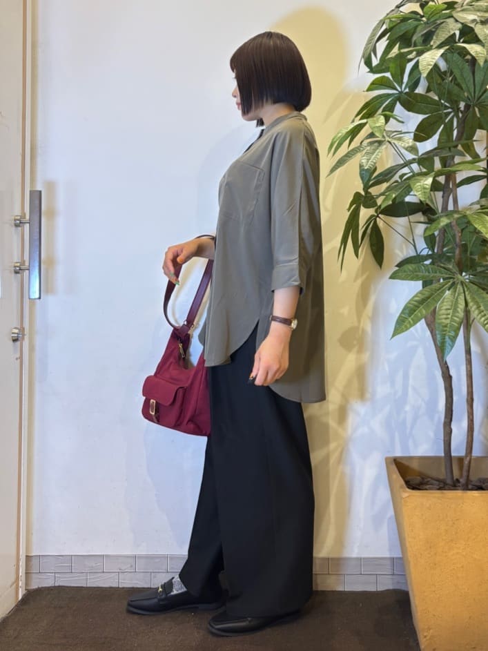 TOWAさんの「SHOO･LA･RUE｜【S-LL/洗濯後しわになりにくい】コットン風 前あきドルマンブラウス」を使ったコーディネート