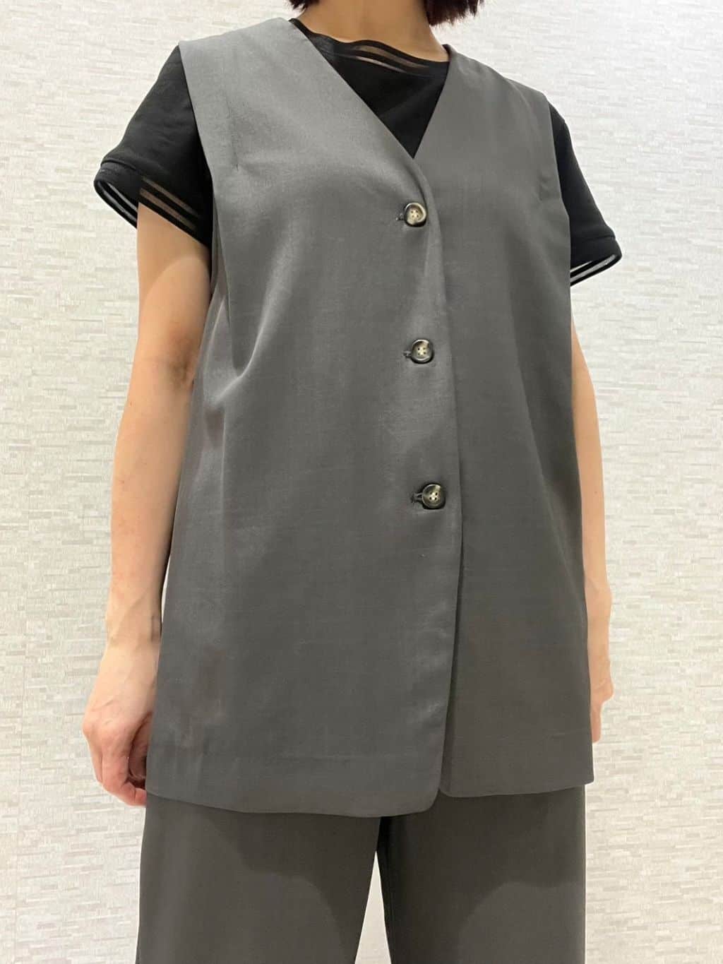 marikoさんの「Reflect｜【ウエスト総ゴム／セットアップ／単品使いOK◎】ベスト＋ストレートパンツセット」を使ったコーディネート