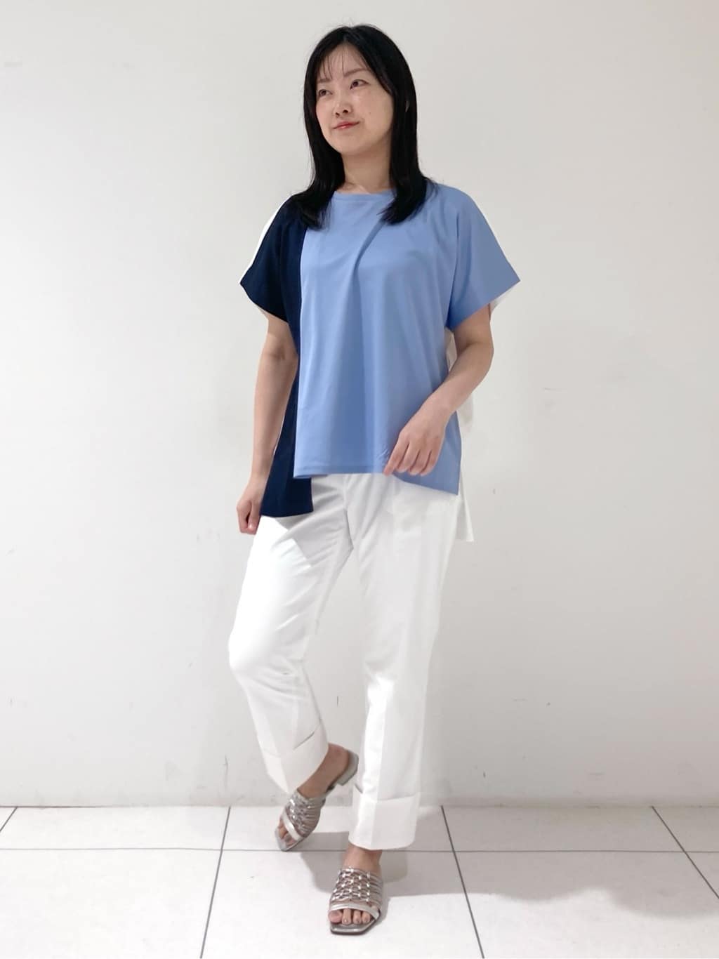 momokoさんの「INDIVI｜【洗える／汗ジミ防止】バイカラー＆アシメヘム Tシャツ」を使ったコーディネート