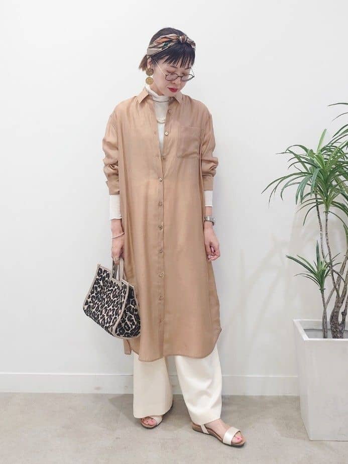 MUTSUKOさんの「UNTITLED｜【ニットと重ね着に/前開きボタン】シアーロングシャツ」を使ったコーディネート