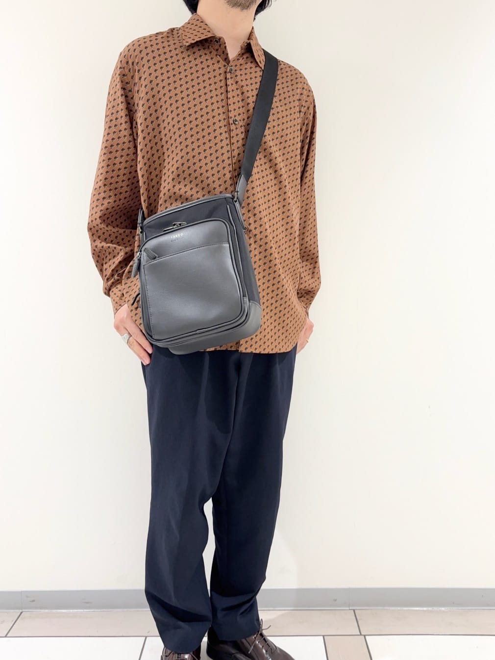 及川さんの「TAKEO KIKUCHI｜ボーラーハット柄 長袖シャツ」を使ったコーディネート