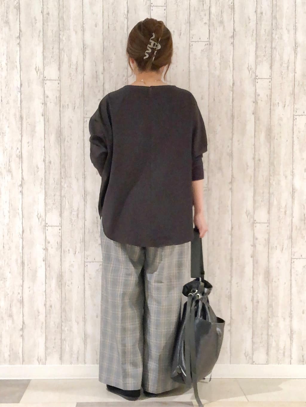 オリえもんさんの「SHOO･LA･RUE｜【洗濯機可/S-LL】すっきり上品きれい見え タックワイドパンツ」を使ったコーディネート