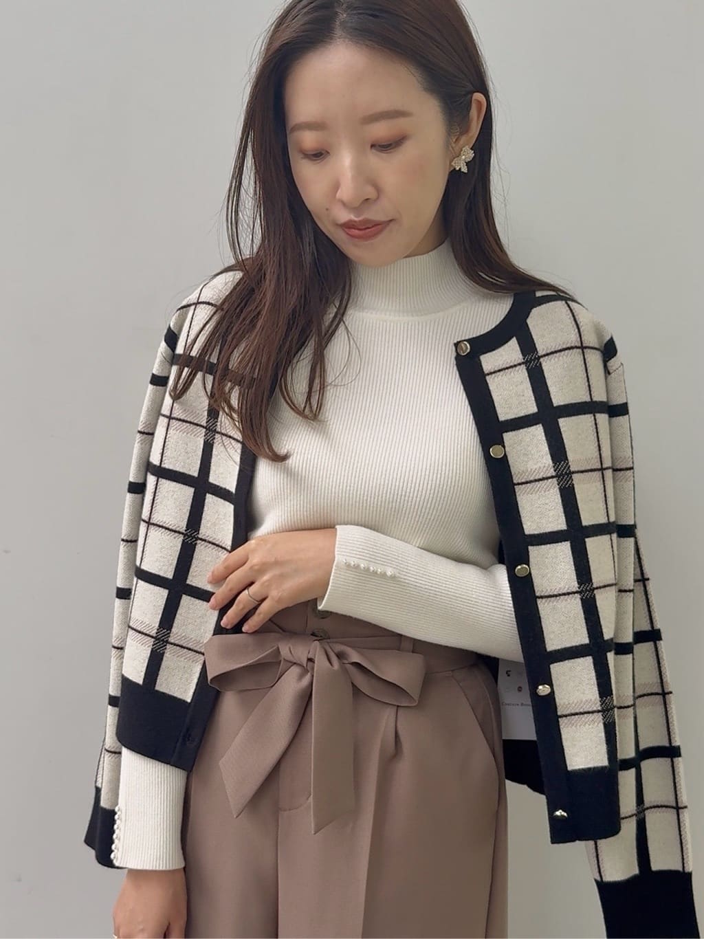 teiさんの「Couture brooch｜【多機能・フェミニン】パール調リブニット」を使ったコーディネート