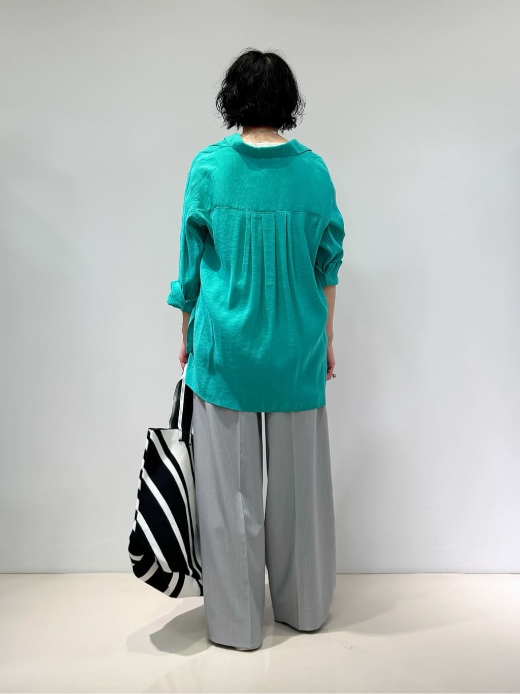 Uさんの「INDIVI｜【体型カバー／清涼感】シアーオーバーシャツ」を使ったコーディネート