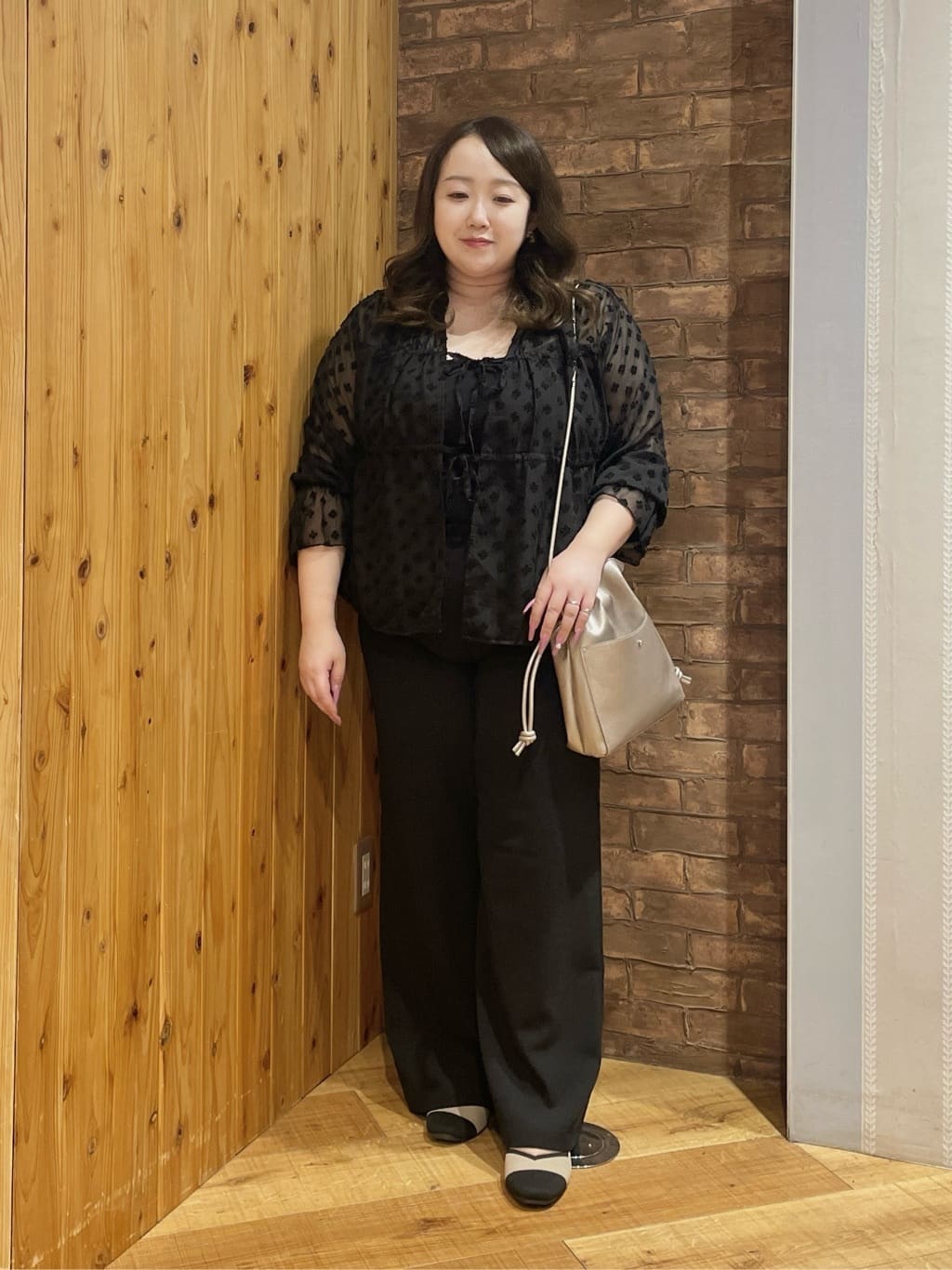 Risaさんの「SHOO･LA･RUE｜華やかにさをプラスする シアードビー シャーリングブラウス」を使ったコーディネート