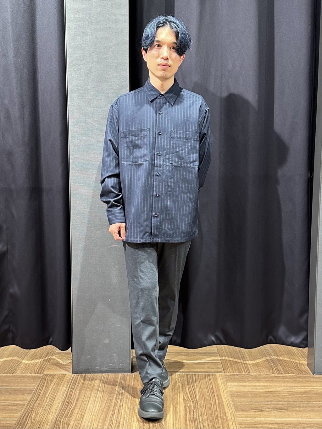 tomoyaさんの「THE SHOP TK｜ダブルポケットストライプ長袖シャツ 【洗濯機OK】」を使ったコーディネート