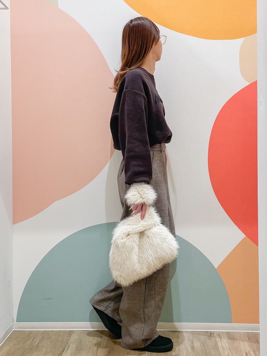 とまとさんの「SHOO･LA･RUE｜【洗濯機可/ちくちくしにくい】大人のための スウェットライク刺繍ロゴニット」を使ったコーディネート