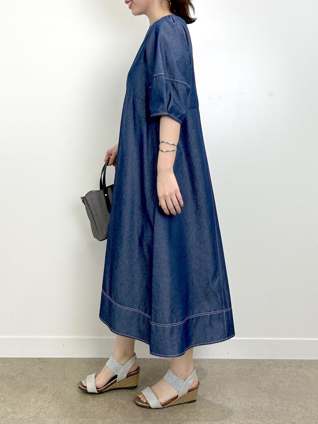 shionさんの「SHOO･LA･RUE｜【S-LL】配色ステッチがアクセント デニムワンピース」を使ったコーディネート