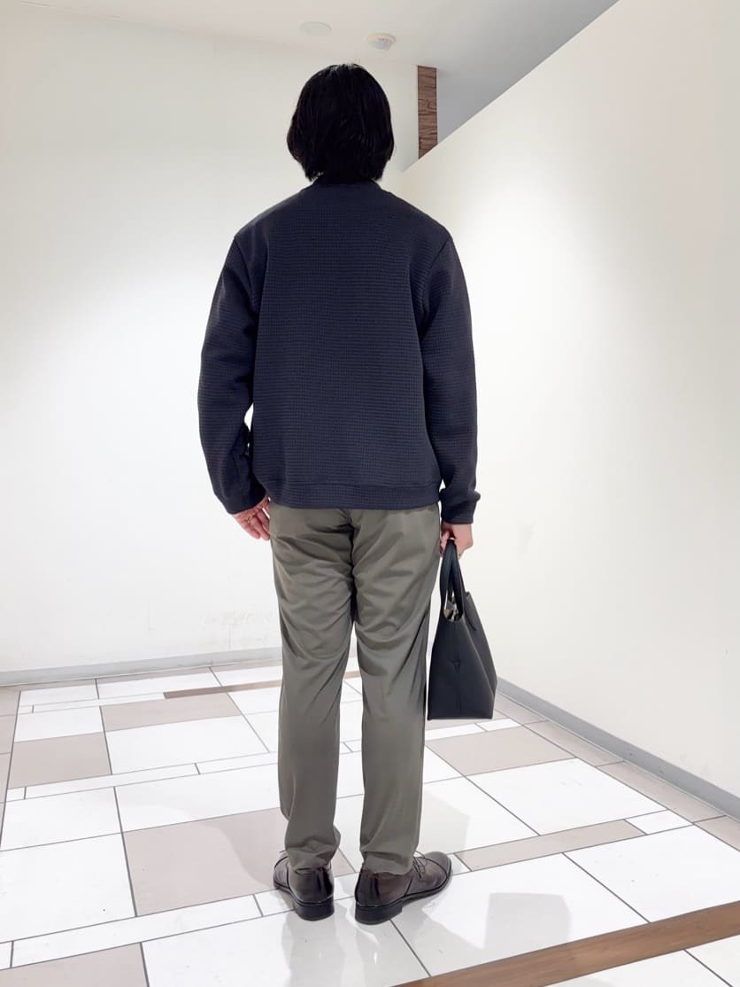 及川さんの「TAKEO KIKUCHI｜サイドゴアウエスト スリム スラックス」を使ったコーディネート
