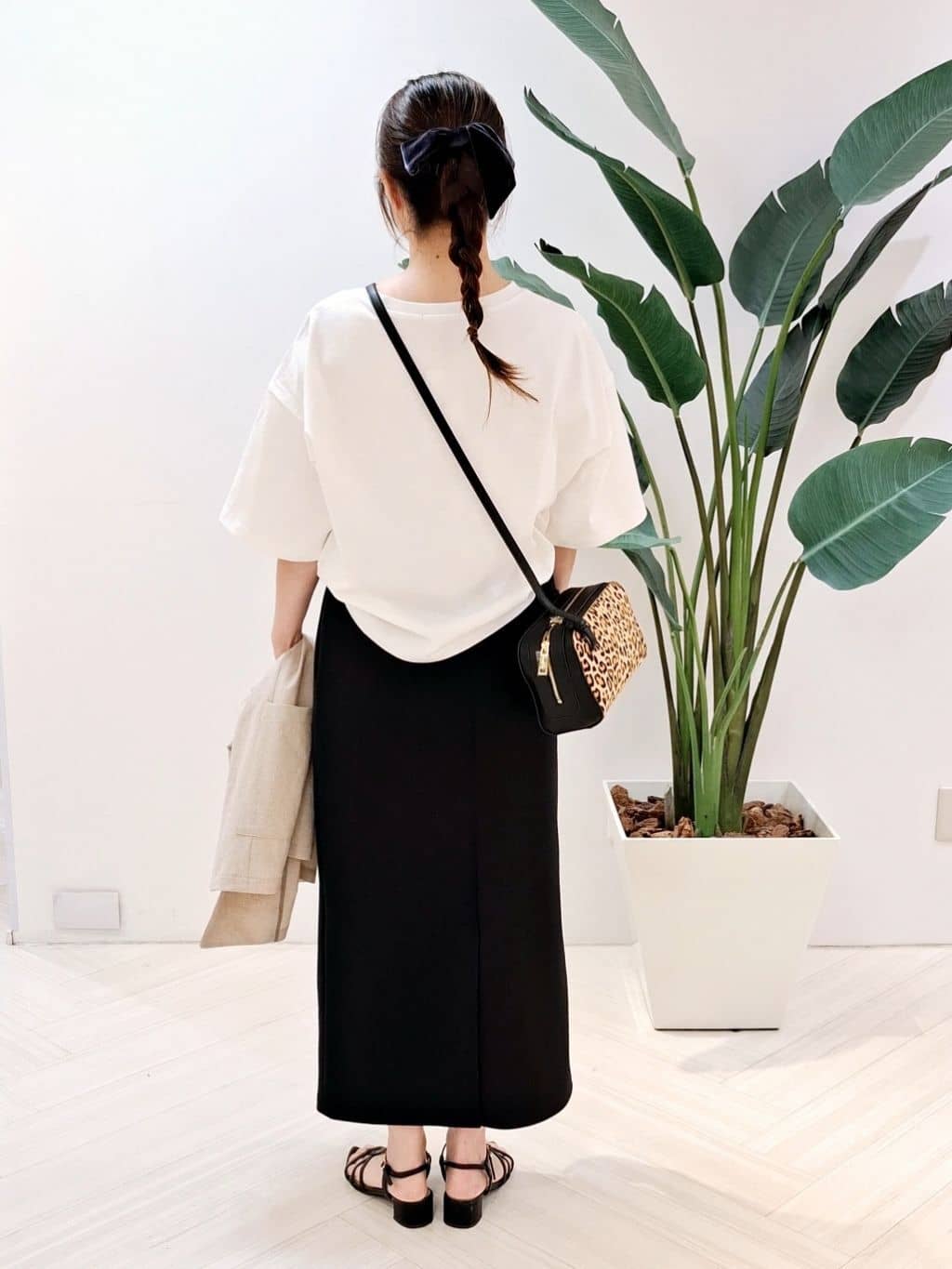 YuKaRiさんの「UNTITLED｜【コットン100/ゆったり/ショート丈/洗える】ベロアロゴTシャツ」を使ったコーディネート
