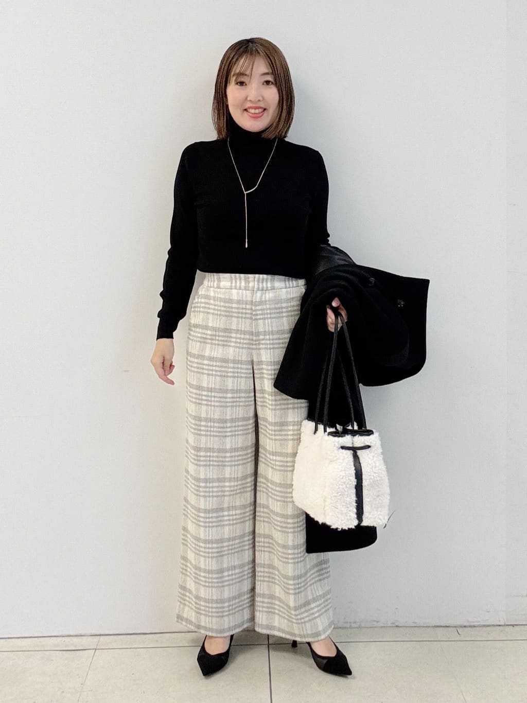 yoshiyaさんの「INDIVI｜【洗える／毛玉になりにくい】エクストラファインウール リブタートルニット」を使ったコーディネート