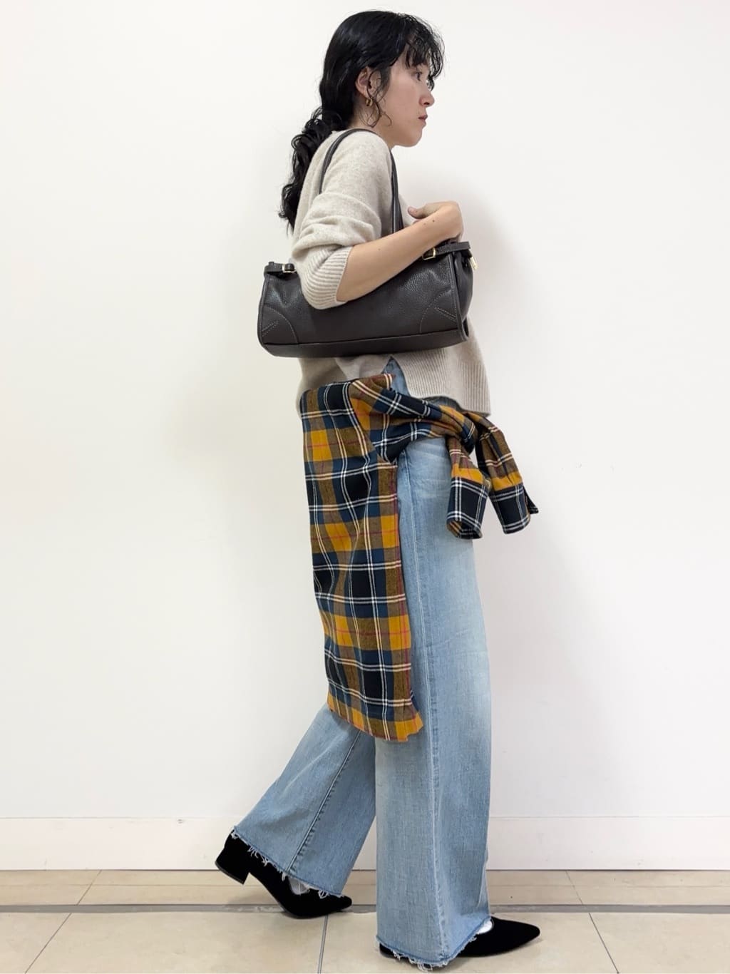 YOKOTAさんの「DRESSTERIOR｜センタープレス ワイドストレートデニム」を使ったコーディネート