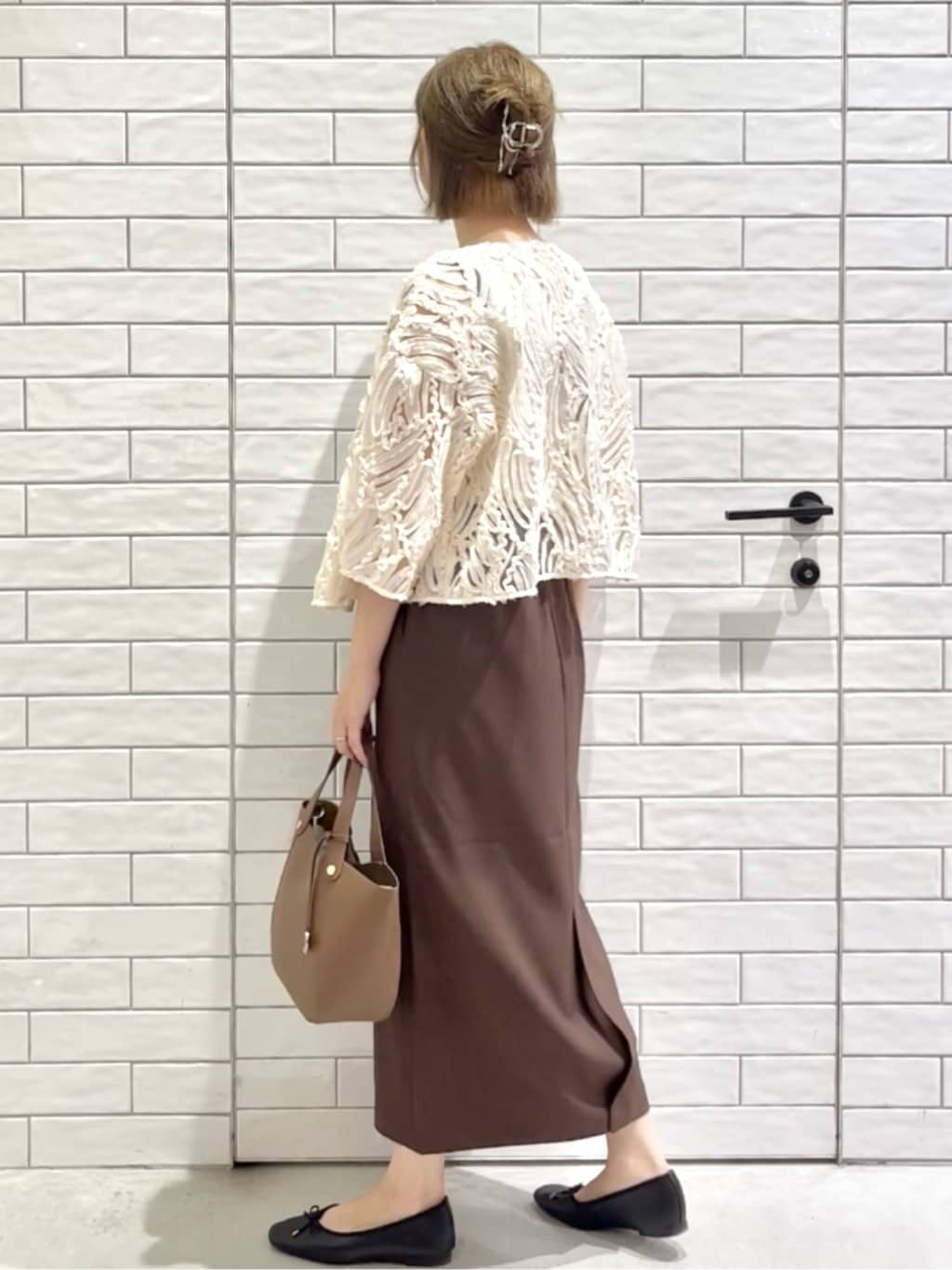 しおりさんの「OPAQUE.CLIP｜シアー刺繍レース前開きブラウス【洗濯機洗い可】」を使ったコーディネート