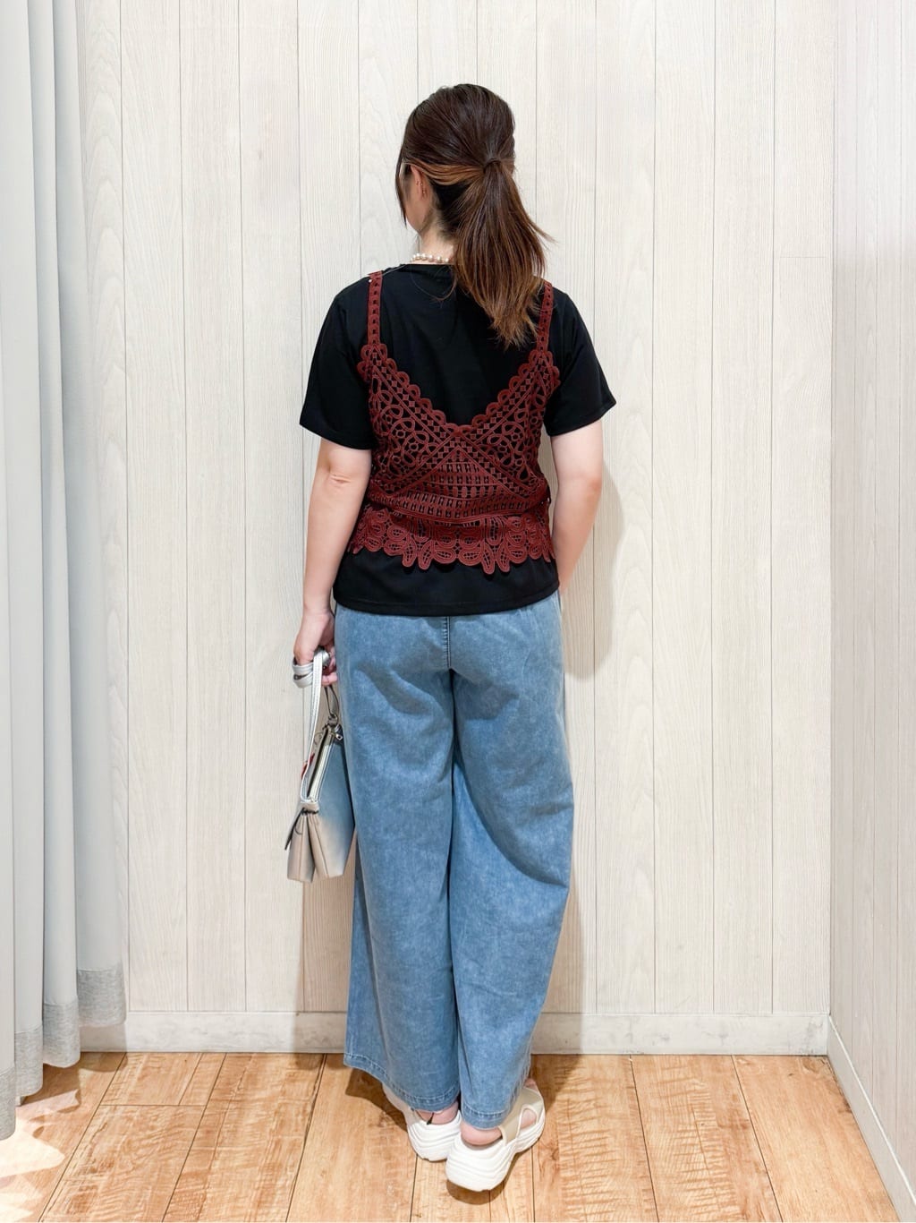 愛さんの「SHOO･LA･RUE｜【2点セット/ひんやり】レースビスチェ＋Tシャツ」を使ったコーディネート