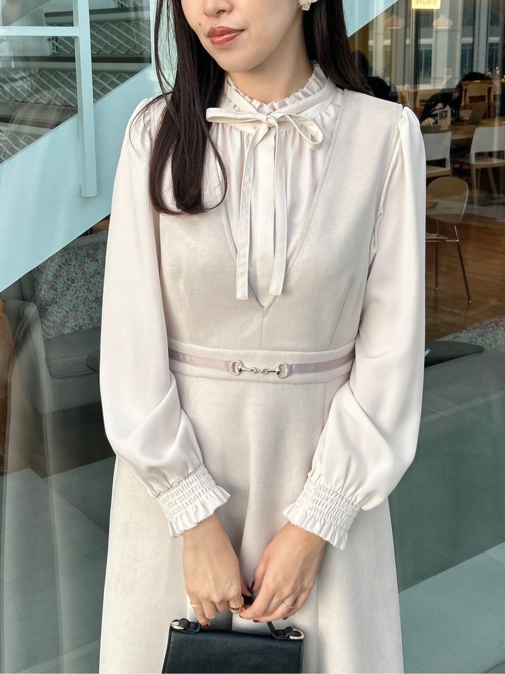 teiさんの「Couture brooch｜【フェミニン・通勤】タイ付きピコフリルブラウス」を使ったコーディネート