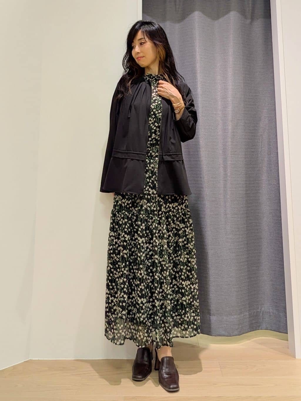 miiさんの「INDIVI｜【秋映え柄/セットアップ可能】フラワーシフォンブラウス」を使ったコーディネート