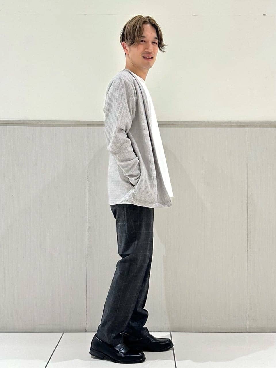 tomoyaさんの「THE SHOP TK｜【セットでお買い得！！】長袖カーディガン＋半袖Tシャツ　洗濯機OK/吸水速乾(Tシャツのみ)」を使ったコーディネート