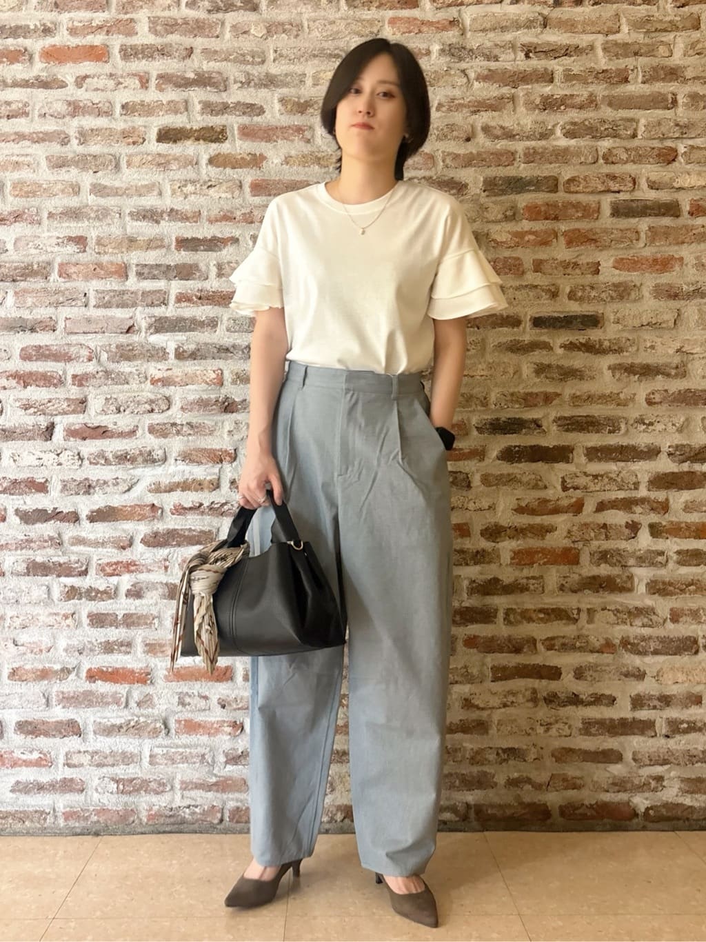しばさんの「THE SHOP TK｜【汗染み防止】袖フリルTシャツ【UVカット/洗濯機OK】」を使ったコーディネート