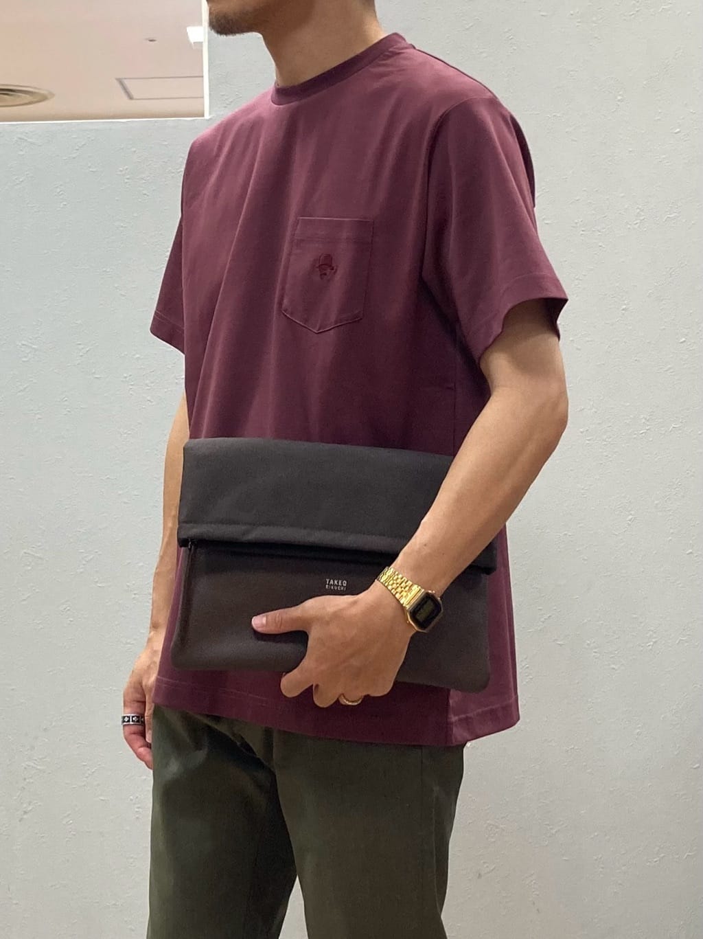 シュンさんの「TAKEO KIKUCHI｜【COOL CITY WEAR】ワンポイント刺しゅう ポケットTシャツ /接触冷感」を使ったコーディネート