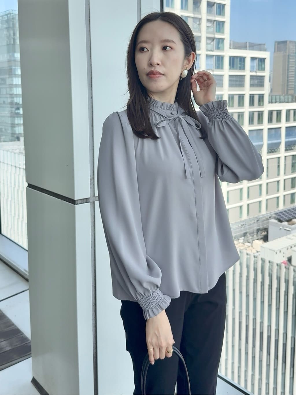 teiさんの「Couture brooch｜【フェミニン・通勤】タイ付きピコフリルブラウス」を使ったコーディネート