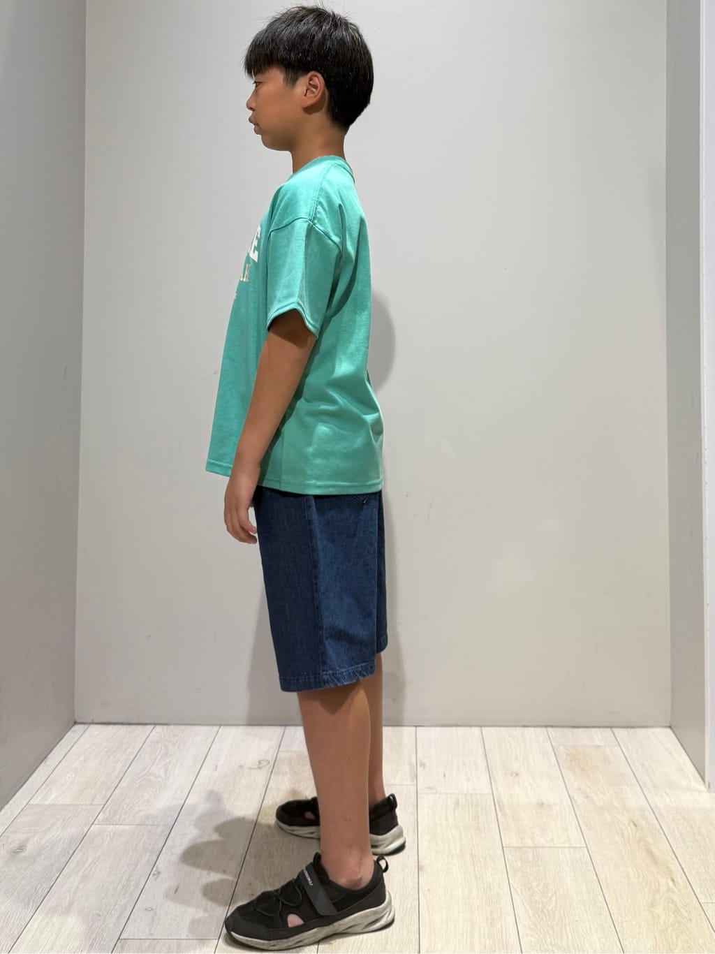 kuboさんの「THE SHOP TK｜【110－160】カレッジTシャツ/パパとおそろい」を使ったコーディネート