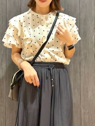 meiさんの「SHOO･LA･RUE｜【無地/ドット柄】お袖フリルが華やぐ きれいめブラウス」を使ったコーディネート
