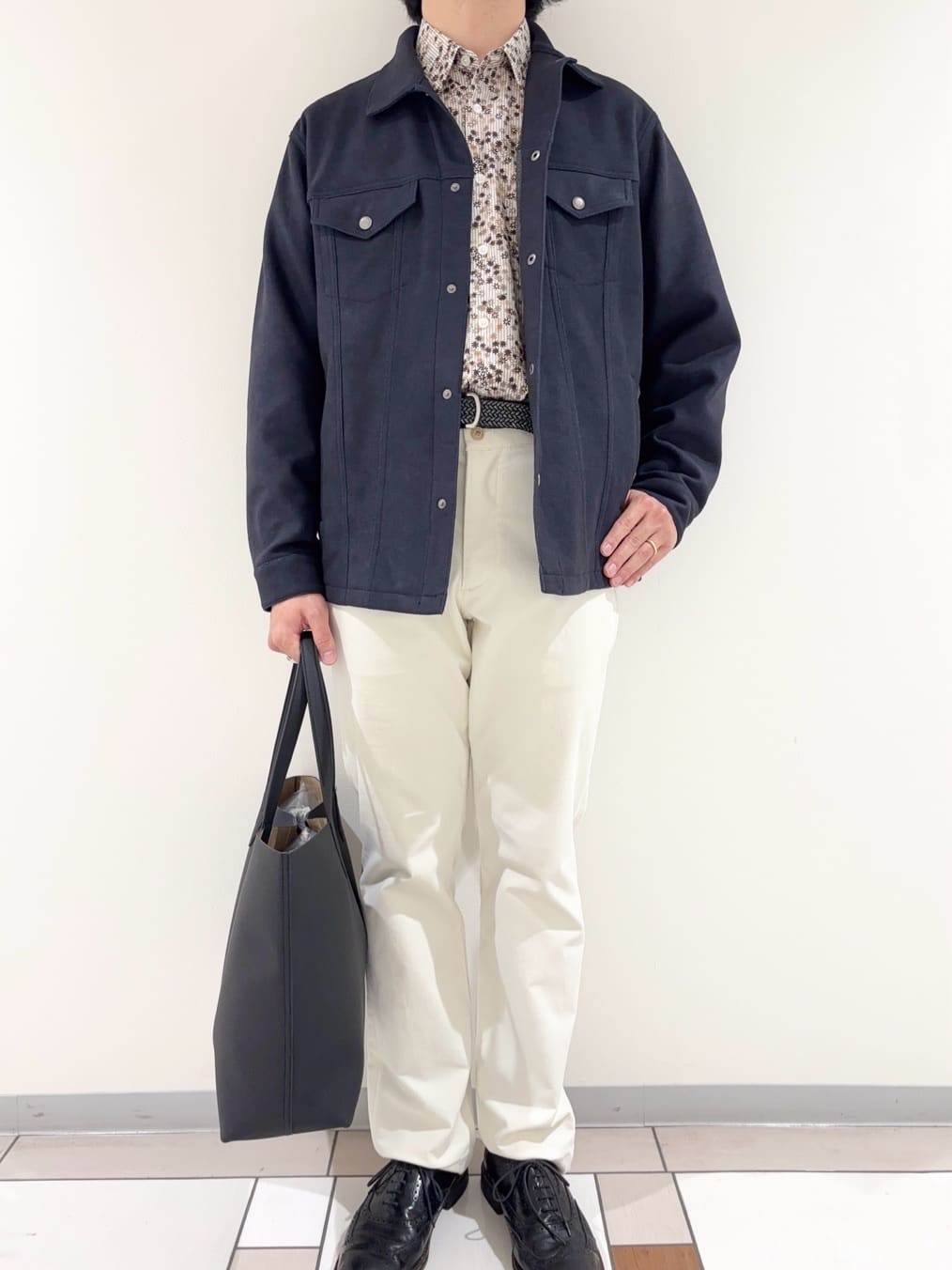 及川さんの「TAKEO KIKUCHI｜ストライプ小花 長袖シャツ」を使ったコーディネート