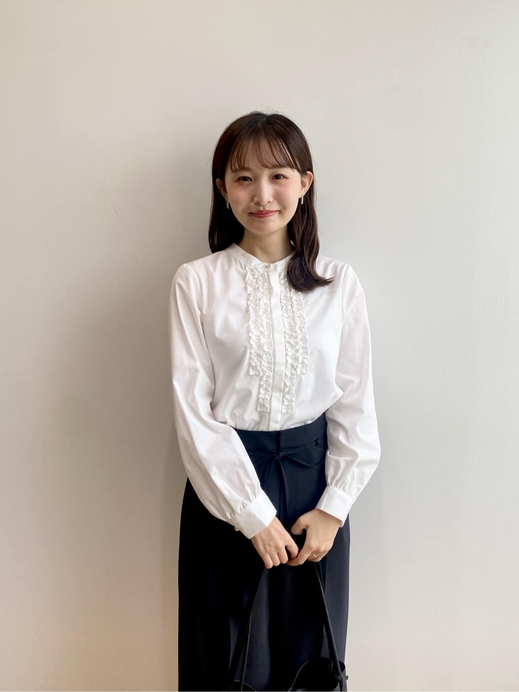 みさかさんの「index｜バンドカラーフリルブラウス【洗濯機OK／イージーアイロン／防シワ】」を使ったコーディネート