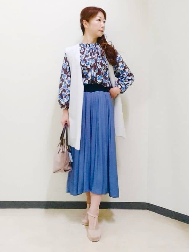 花さんの「Reflect｜【ジャケットのインナーにおすすめ◎】花柄タックデザインブブラウス」を使ったコーディネート