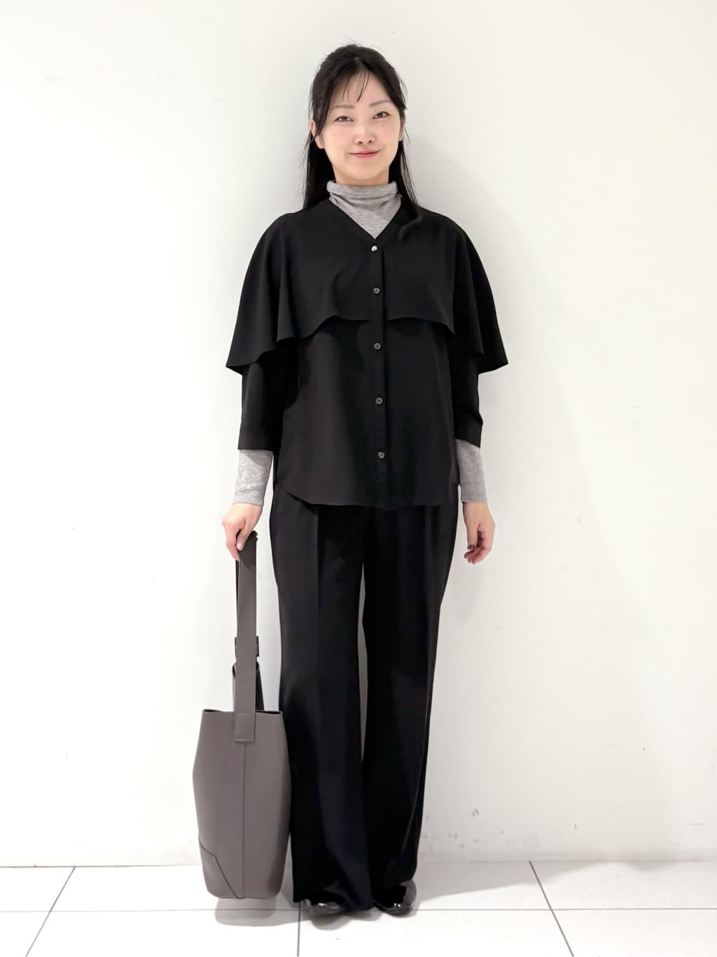 momokoさんの「INDIVI｜【羽織りとしても活躍！】ケープカラーブラウス」を使ったコーディネート