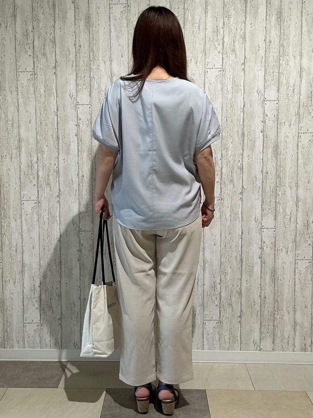 yokoさんの「SHOO･LA･RUE｜【ひんやり/洗濯後しわになりにくい】リブ切り替えドルマンブラウス」を使ったコーディネート